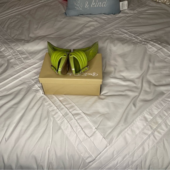 This Gorgeous genE Ration Ladies shoes - Picture 4 of 5